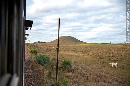 Paisajes de cerros desde el tren a Tacuarembó - Departamento de Tacuarembó - URUGUAY. Foto No. 73452