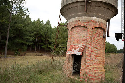 Antiguo tanque de agua ferroviario - Departamento de Tacuarembó - URUGUAY. Foto No. 73448