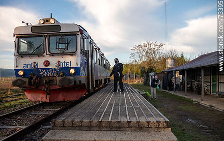 Andén de la estación Laureles - Departamento de Rivera - URUGUAY. Foto No. 73395