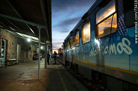 Platform and Swedish motorcoach at Tacuarembó station at dawn - Tacuarembo - URUGUAY. Photo #73418