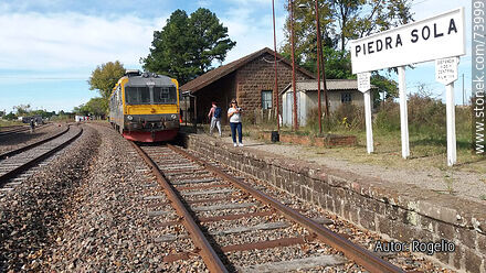 Estación de trenes Piedra Sola con un motocar y pasajeros - Departamento de Paysandú - URUGUAY. Foto No. 73999