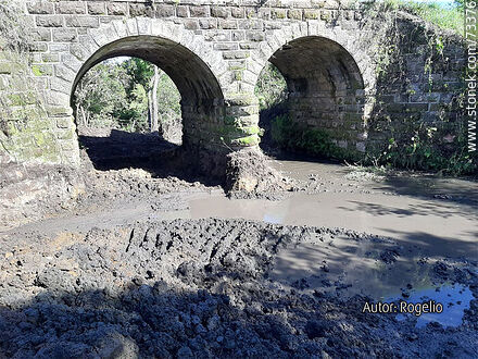 Puente ferroviario en bóvedas de piedra en Bañados de Rocha - Departamento de Tacuarembó - URUGUAY. Foto No. 73376
