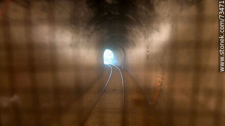 Circulando dentro del único túnel ferroviario del Uruguay en la línea Tacuarembó - Rivera. Km 466. Salida al norte - Departamento de Tacuarembó - URUGUAY. Foto No. 73471