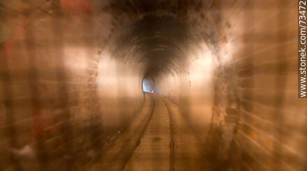 Circulando dentro del único túnel ferroviario del Uruguay en la línea Tacuarembó - Rivera. Km 466. Salida al norte - Departamento de Tacuarembó - URUGUAY. Foto No. 73472