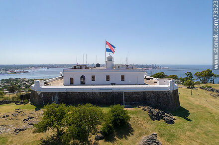 Vista aérea de la fortaleza del Cerro de Montevideo, bandera de Artigas - Departamento de Montevideo - URUGUAY. Foto No. 73523