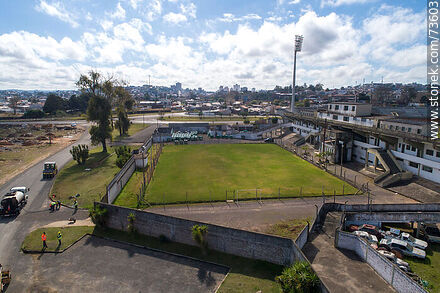 Vista aérea de la cancha adyacente al estadio Atilio Paiva Olivera - Departamento de Rivera - URUGUAY. Foto No. 73603