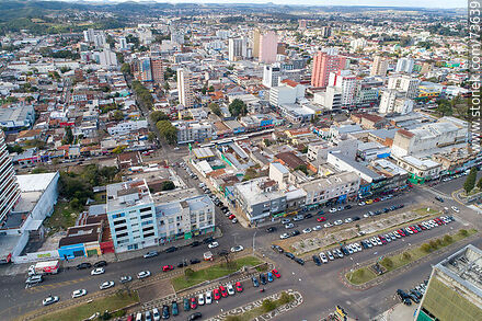 Vista aérea del Bulevar Treinta y Tres Orientales y la Av. João Pessoa en el límite con Brasil. Sant'Ana do Livramento - Departamento de Rivera - URUGUAY. Foto No. 73639
