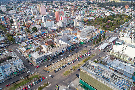 Vista aérea del Bulevar Treinta y Tres Orientales y la Av. João Pessoa en el límite con Brasil. Plaza Internacional - Departamento de Rivera - URUGUAY. Foto No. 73632