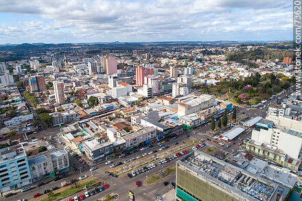 Vista aérea del Bulevar Treinta y Tres Orientales, Plaza Internacional y Sant'Ana do Livramento - Departamento de Rivera - URUGUAY. Foto No. 73620