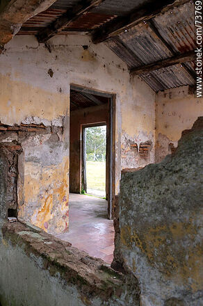 Ruinas próximas a la casa del director de la empresa francesa de minería - Departamento de Rivera - URUGUAY. Foto No. 73769