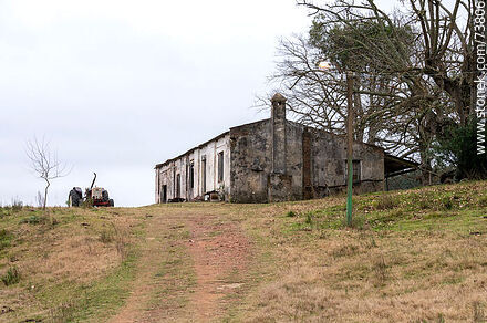 House and old tractor - Department of Rivera - URUGUAY. Photo #73806