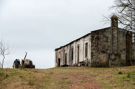 Casa y antiguo tractor - Departamento de Rivera - URUGUAY. Foto No. 73808