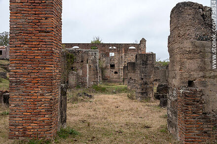 Remains of the buildings where quartz was milled for gold extraction. - Department of Rivera - URUGUAY. Photo #73814