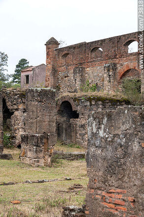 Restos de las construcciones donde se hacía la molienda del cuarzo para la extracción del oro - Departamento de Rivera - URUGUAY. Foto No. 73818