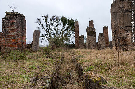 Remains of the buildings where quartz was milled for gold extraction - Department of Rivera - URUGUAY. Photo #73821