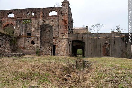 Restos de las construcciones donde se hacía la molienda del cuarzo para la extracción del oro - Departamento de Rivera - URUGUAY. Foto No. 73823