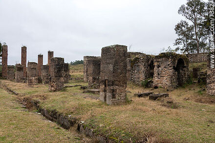 Remains of the buildings where quartz was milled for gold extraction - Department of Rivera - URUGUAY. Photo #73827