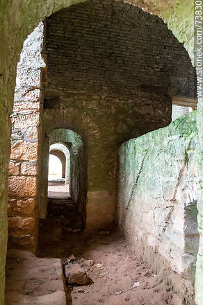 Galerías entre las ruinas - Departamento de Rivera - URUGUAY. Foto No. 73830