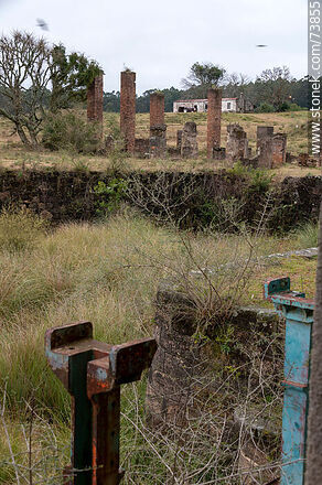 Vista a las ruinas de los galpones de molienda de piedra - Departamento de Rivera - URUGUAY. Foto No. 73855