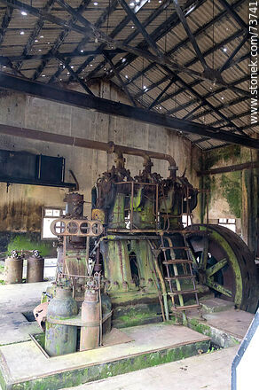 Antigua maquinaria para la generación de energía eléctrica - Departamento de Rivera - URUGUAY. Foto No. 73741