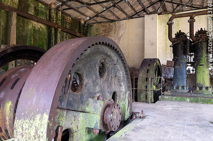 Antigua maquinaria para la generación de energía eléctrica - Departamento de Rivera - URUGUAY. Foto No. 73748