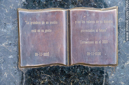 Monolitos con frase sobre láminas de bronce como páginas de libro - Departamento de Rivera - URUGUAY. Foto No. 73906