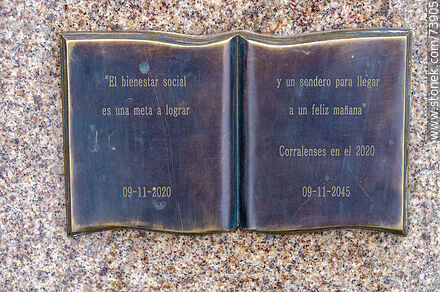 Monolitos con frase sobre láminas de bronce como páginas de libro - Departamento de Rivera - URUGUAY. Foto No. 73905