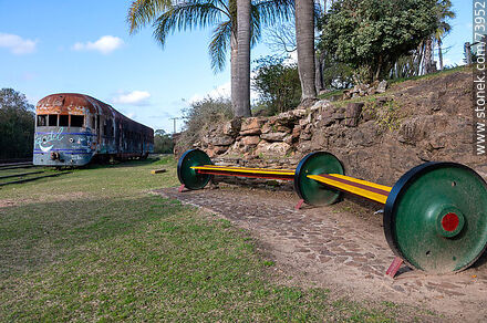 Bancos hechos con ruedas de hierro y tablones - Departamento de Tacuarembó - URUGUAY. Foto No. 73952