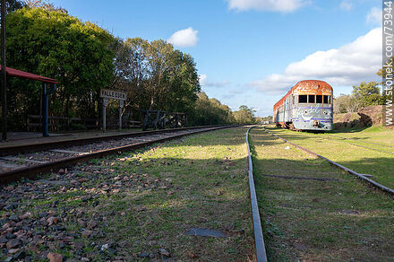 Antiguo vagón y líneas férreas de la estación Valle Edén - Departamento de Tacuarembó - URUGUAY. Foto No. 73944