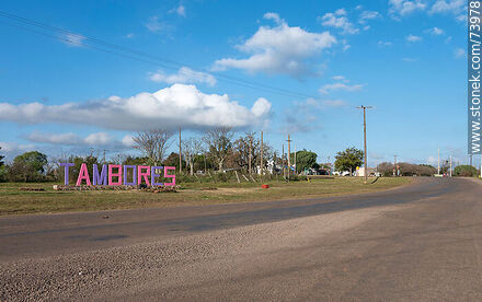 Letrero de Tambores a la entrada del pueblo - Departamento de Paysandú - URUGUAY. Foto No. 73978