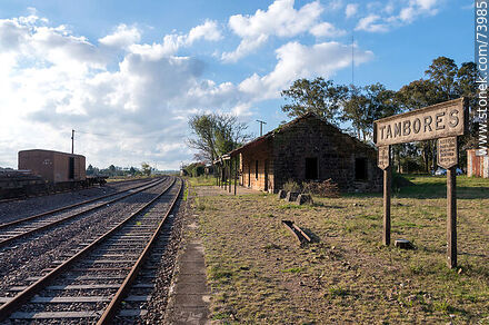 Railroad tracks, sign and abandoned train station - Department of Paysandú - URUGUAY. Photo #73985