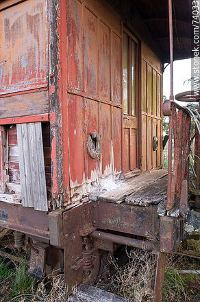 Entrance to the old wooden cars at the Piedra Sola train station - Department of Paysandú - URUGUAY. Photo #74033