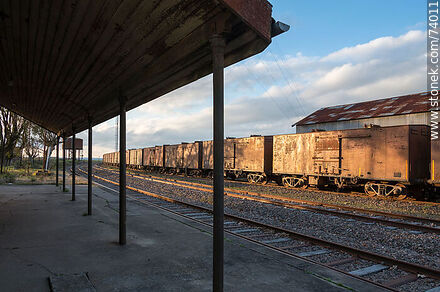Andén de la estación de trenes Piedra Sola - Departamento de Paysandú - URUGUAY. Foto No. 74011