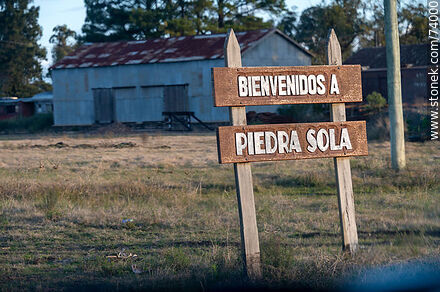 Cartel de bienvenida a Piedra Sola - Departamento de Paysandú - URUGUAY. Foto No. 74000