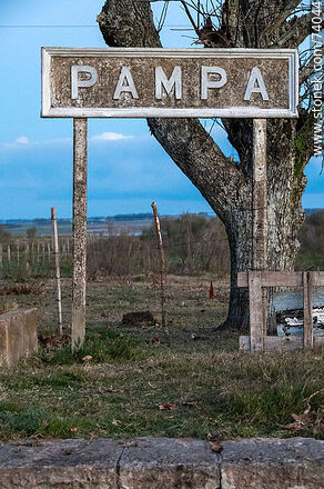 Cartel de la antigua estación Pampa a unos metros de la Ruta 5 - Departamento de Tacuarembó - URUGUAY. Foto No. 74044