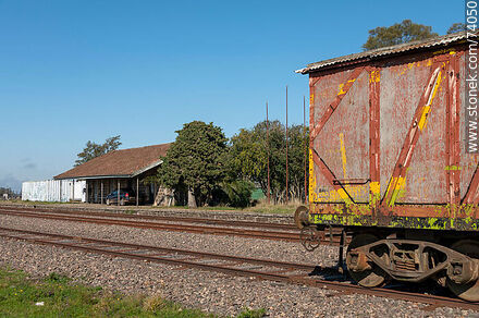 Vagón de carga en la estación de ferrocarril de pueblo Achar - Departamento de Tacuarembó - URUGUAY. Foto No. 74050