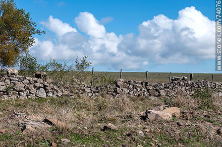 Remains of an old stone fence - Tacuarembo - URUGUAY. Photo #74076
