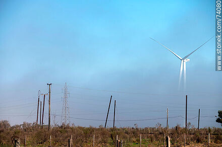 Molinos de energía eólica emergiendo de la niebla matutina próximos a la estación Pampa en Ruta 5 - Departamento de Tacuarembó - URUGUAY. Foto No. 74080
