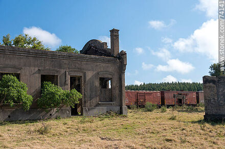 Restos de la antigua estación Churchill y antiguos vagones de carga - Departamento de Tacuarembó - URUGUAY. Foto No. 74141