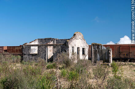 Remains of the former Churchill station with freight cars and rusting water tank - Tacuarembo - URUGUAY. Photo #74139