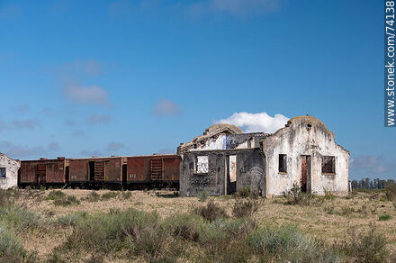 Remains of the former Churchill station with freight cars and rusting water tank - Tacuarembo - URUGUAY. Photo #74138