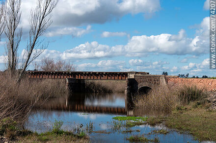 Puente ferroviario sobre el arroyo Villlasboas - Departamento de Durazno - URUGUAY. Foto No. 74207