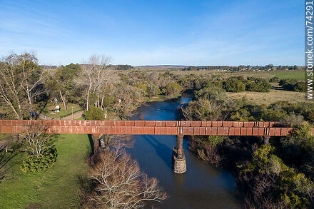 Vista aérea del puente ferroviario sobre el arroyo Fraile Muerto - Departamento de Cerro Largo - URUGUAY. Foto No. 74291