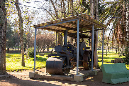 Exhibición de una antigua aplanadora - Departamento de Cerro Largo - URUGUAY. Foto No. 74327