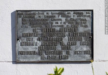 Placa en el frente de la casa de Juana de Ibarbourou - Departamento de Cerro Largo - URUGUAY. Foto No. 74335
