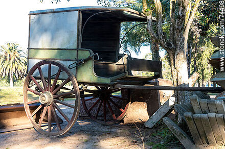 Antiguo carro en el bioparque - Departamento de Cerro Largo - URUGUAY. Foto No. 74408