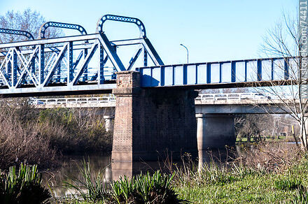 Antiguo puente ferroviario sobre el arroyo Conventos transformado en peatonal - Departamento de Cerro Largo - URUGUAY. Foto No. 74411