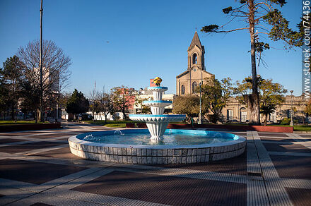 Plaza Independencia, su fuente y la parroquia Nuestra Señora del Carmen - Departamento de Cerro Largo - URUGUAY. Foto No. 74436