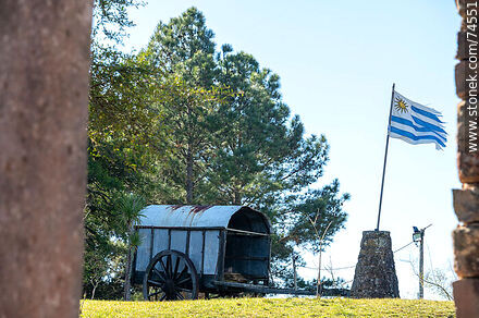 Old wagon and Uruguayan flag - Department of Cerro Largo - URUGUAY. Photo #74551
