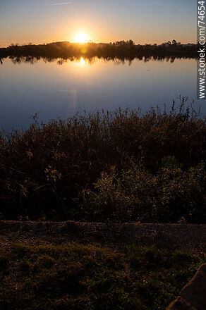 Puesta de sol en el río Yaguarón - Departamento de Cerro Largo - URUGUAY. Foto No. 74654